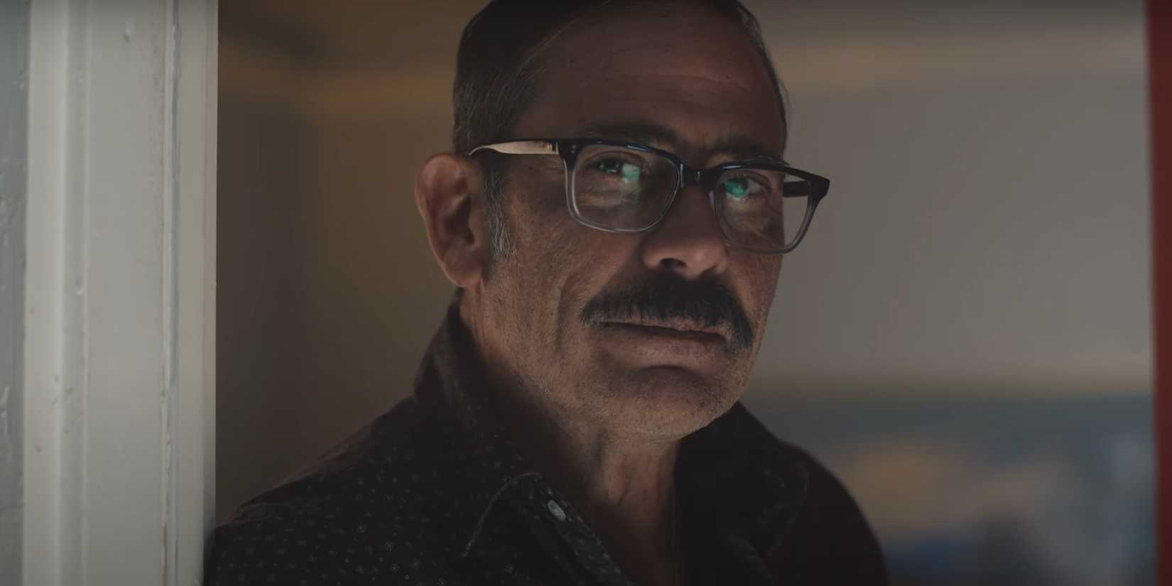 Jeffrey Dean Morgan staring at someone with a slight smirk in Neighborhood Watch