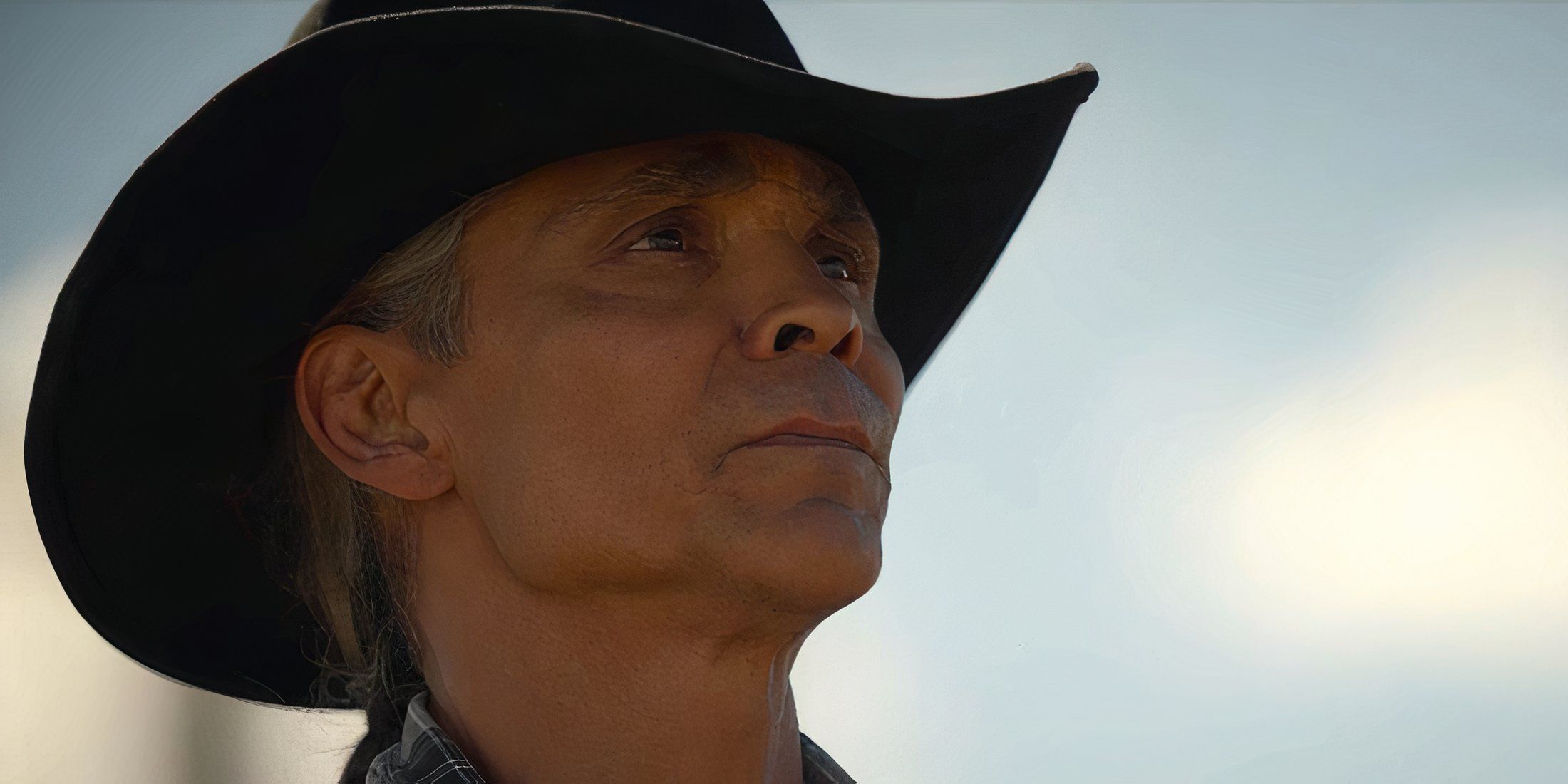Joe Leaphorn looking up at the sky in Dark Winds season 3 episode 8