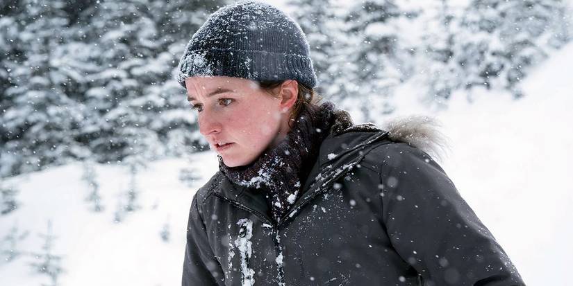 Kaitlyn Dever as Abby walking in the snow in The Last of Us