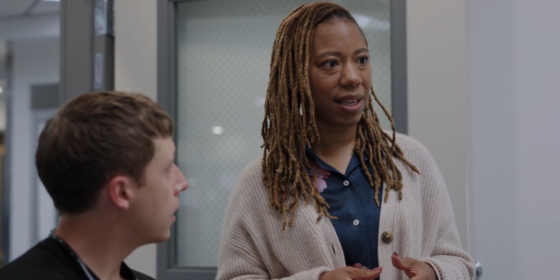 Kiara Alfaro (Krystel Mcneil) and Dr. Whitaker talking to a patient in The Pitt season 1, episode 9