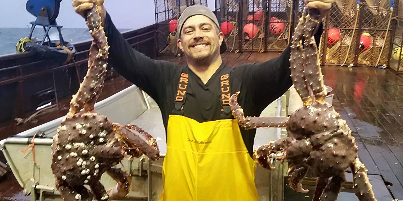 Mahlon Reyes holding up crabs on Deadliest Catch