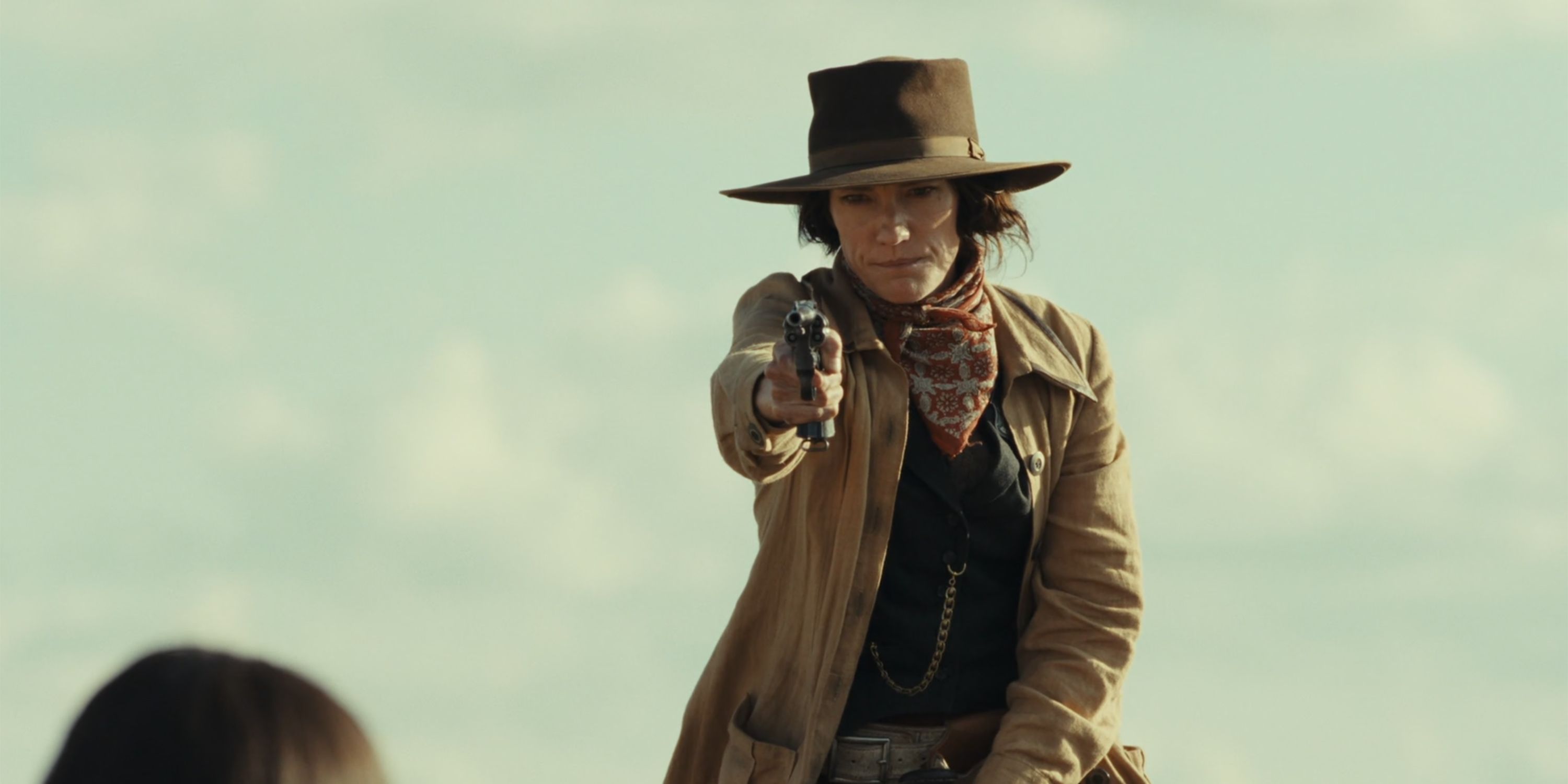 Mamie pointing a gun in 1923 season 2 episode 7