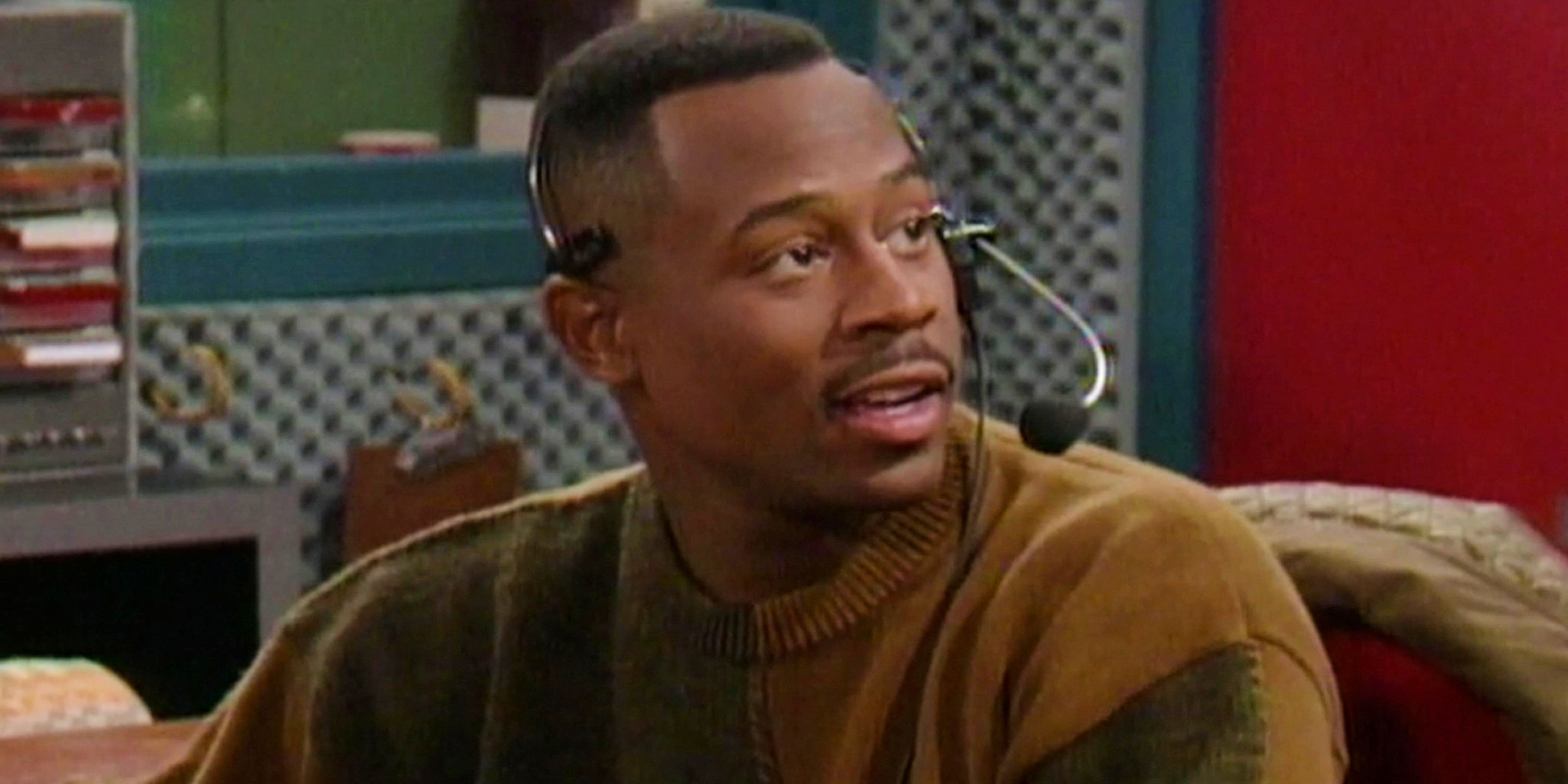 Martin Lawrence wearing a headset in Martin