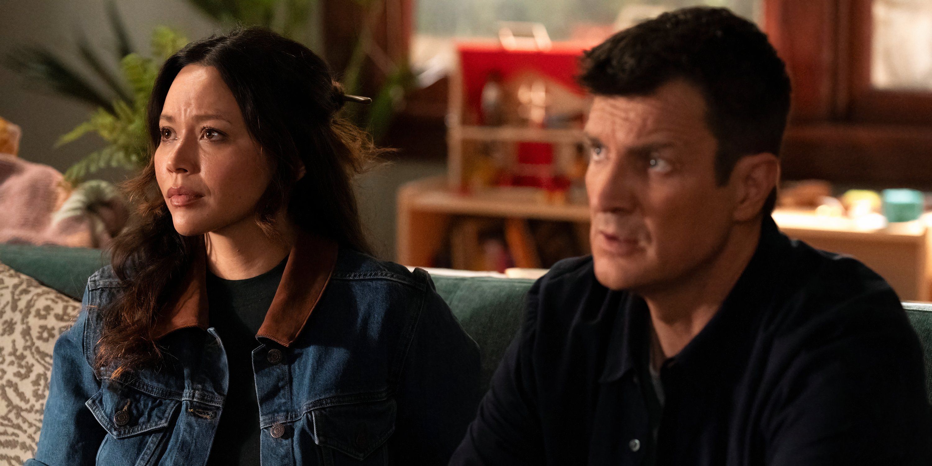 Melissa O'Neil como Lucy Chen y Nathan Fillion como John Nolan en la temporada 7 de novato, episodio 13