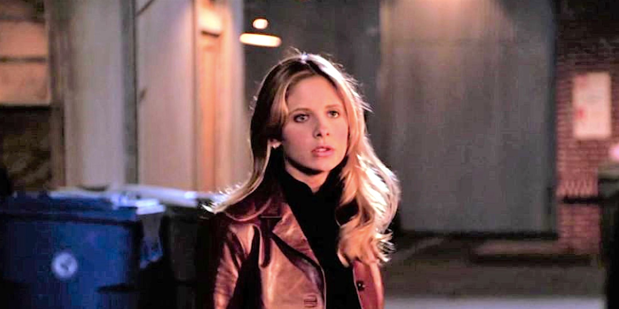 Sarah Michelle Gellar's Buffy stands in an alleyway looking angry in Buffy the Vampire Slayer