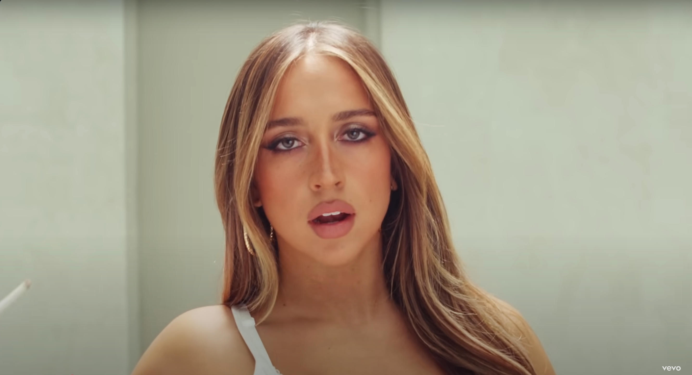 Tate McRae close up in the Revolving Door music video