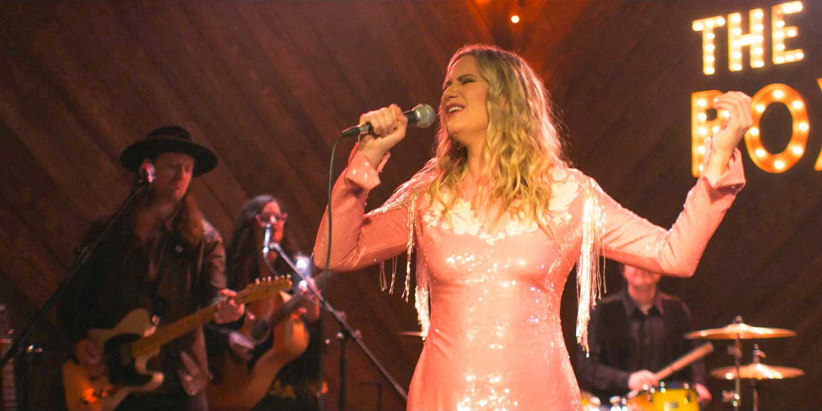 Maryanne (Jennifer Nettles) performing on stage in The Bondsman Season 1