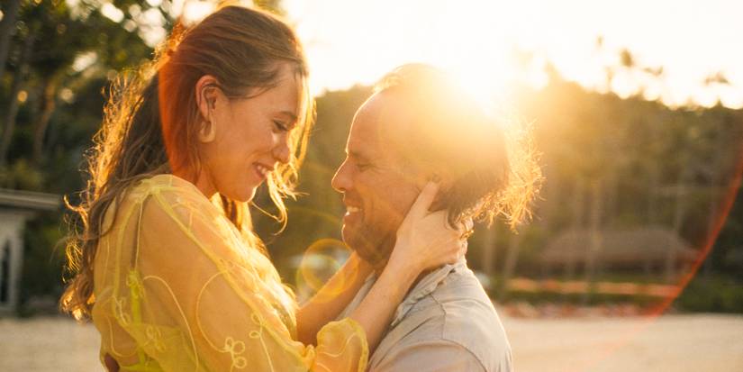 Chelsea (Aimee Lou Wood) and Rick (Walton Goggins) looking into each other's eyes, in love in The White Lotus Season 3 Ep 8