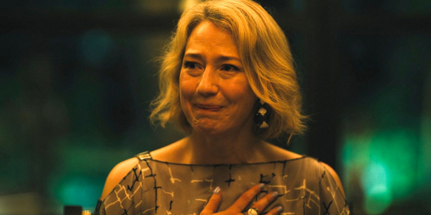 Laurie (Carrie Coon) durante il discorso finale in The White Lotus Season 3