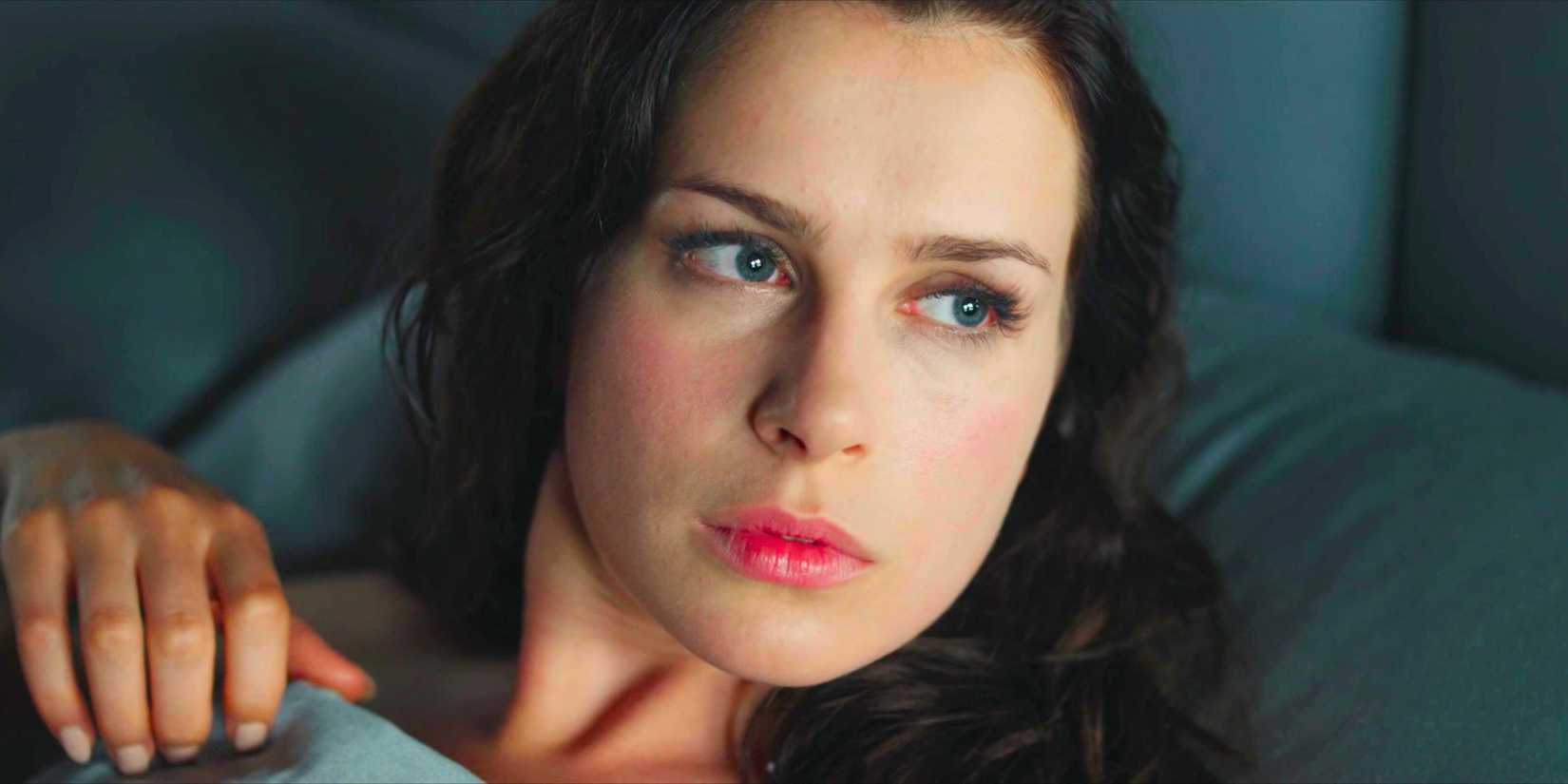 Anna-Maria Sieklucka lying in bed in 365 Days