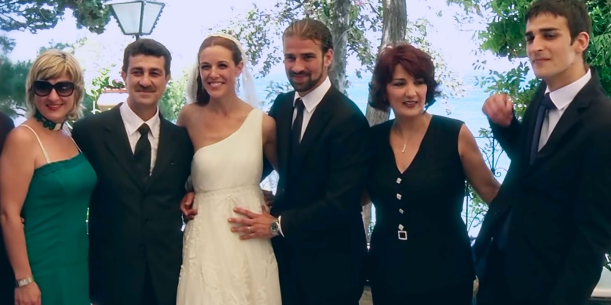 Raquel Sanchez Silva and Mario Biondo posing in the middle of the Biondo family for a wedding photo