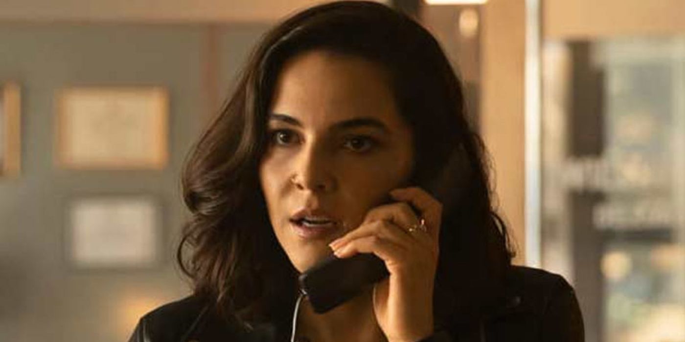 Veronica (Taina Muller) on the phone in Good Morning Veronica.