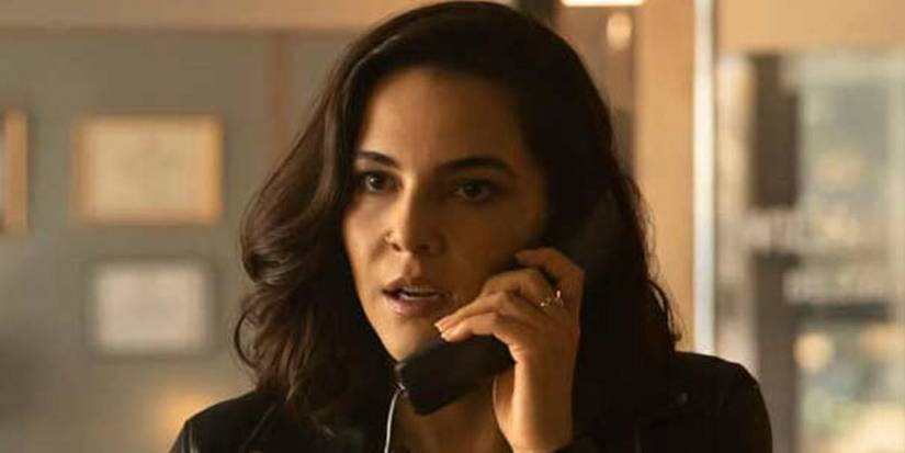 Veronica (Taina Muller) on the phone in Good Morning Veronica.