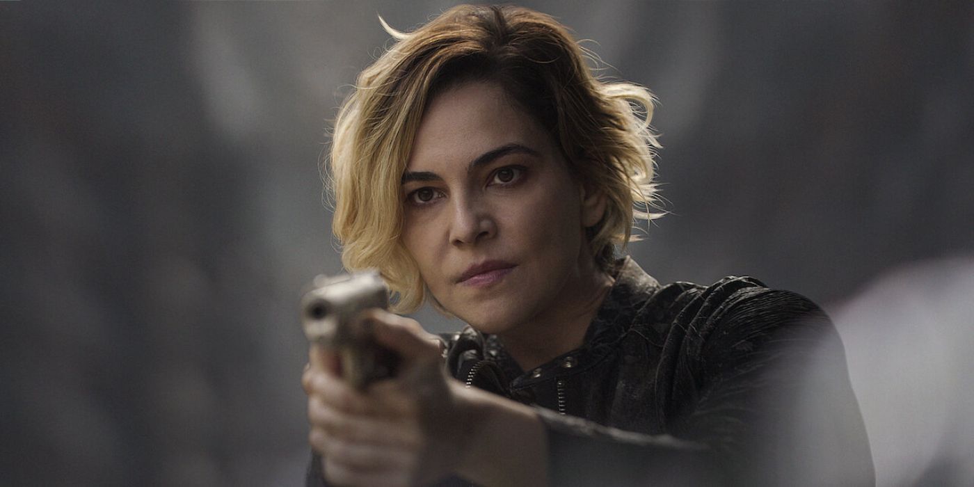 Veronica (Taina Muller) pointing a gun in Good Morning Veronica.