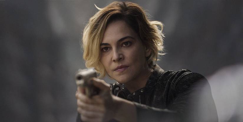 Veronica (Taina Muller) pointing a gun in Good Morning Veronica.