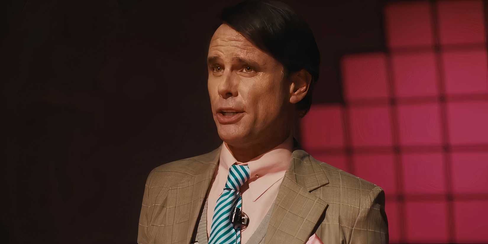 Walton Goggins as Peter Tomarken talking on stage in The Luckiest Man in America