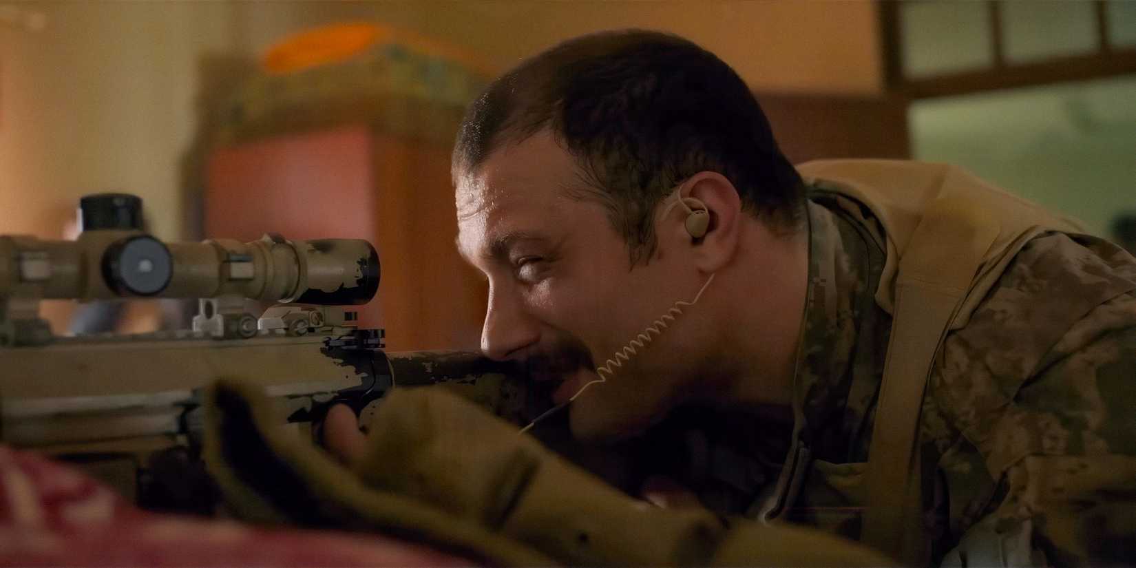 Cosmo Jarvis is Elliot aiming his gun in Warfare