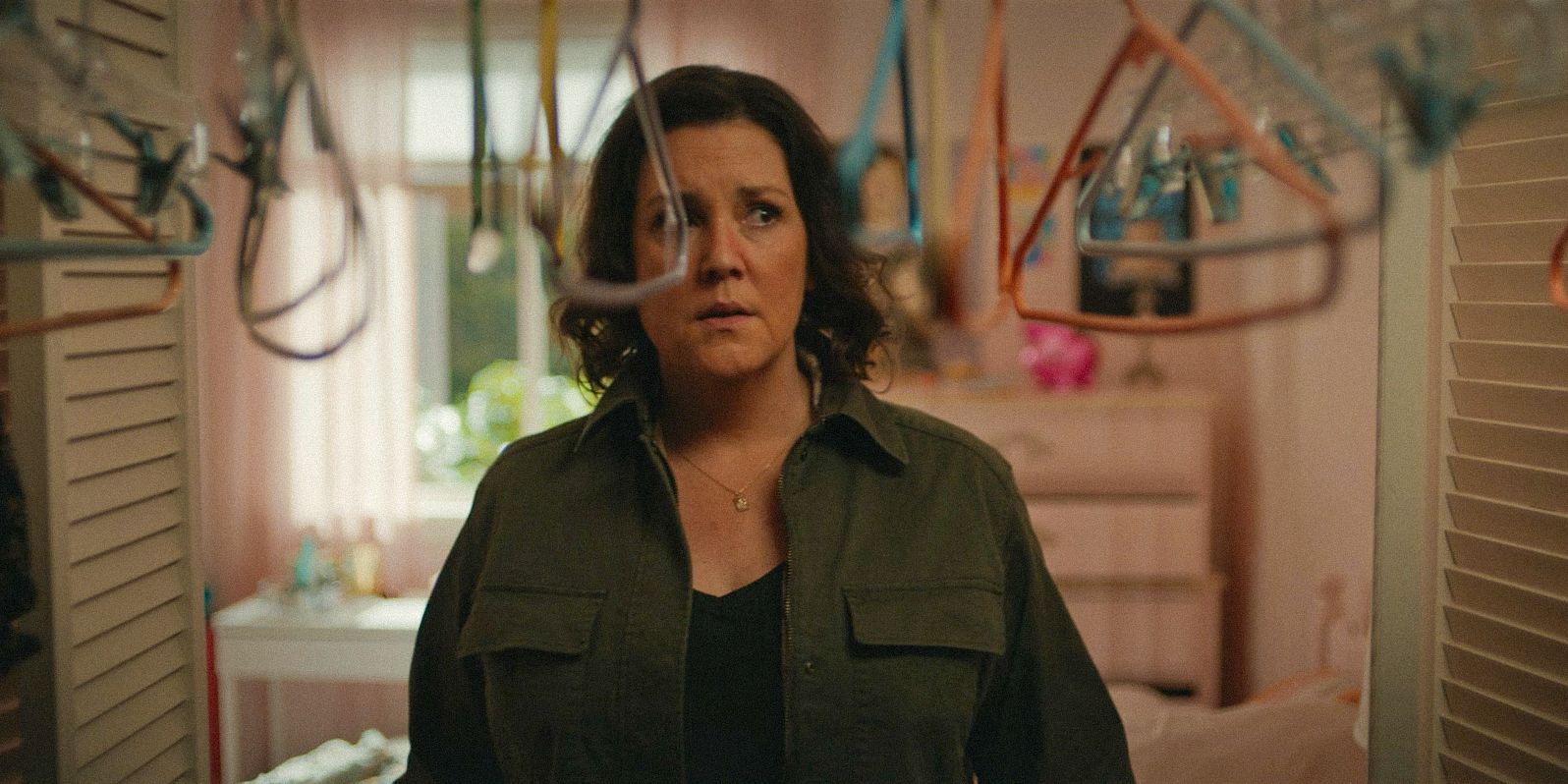 Shauna (Melanie Lynskey) looking worried as she sees her daughter's empty closet in Yellowjackets Season 3 Ep 10