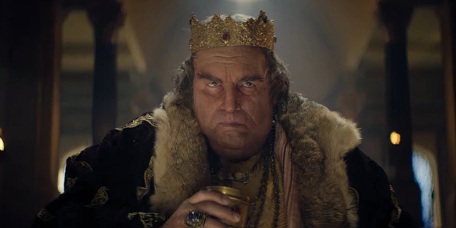 A man holding a cup and wearing a crown in Zero A.D.