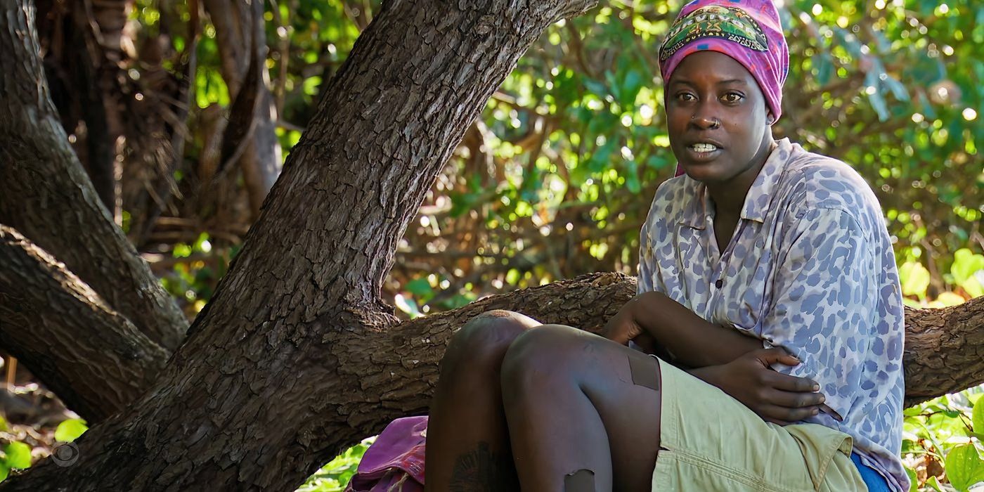 La estrella de Survivor 48 Toomey sentada junto a un árbol con una techo púrpura