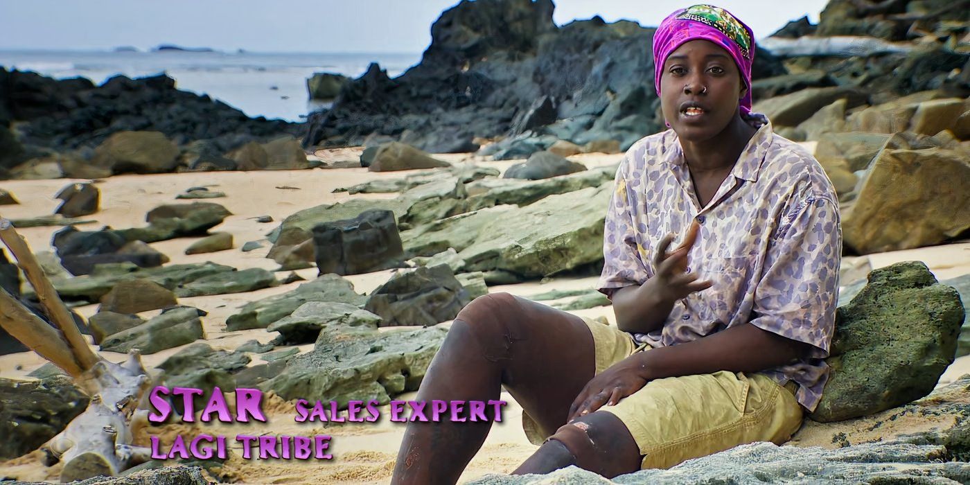 La estrella de Survivor 48 Toomey sentada en una playa con una cátedra morada