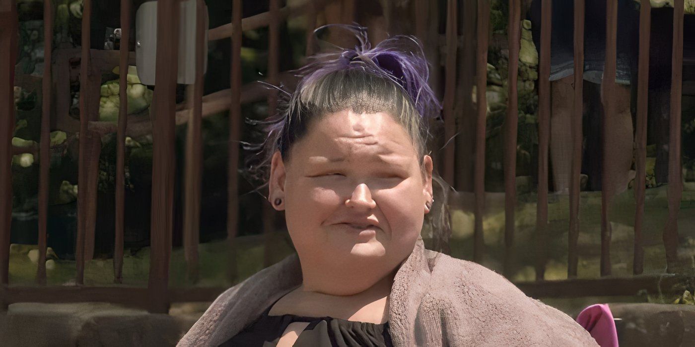 1000-Lb Sisters' Amy Slaton sitting outside with purple hair