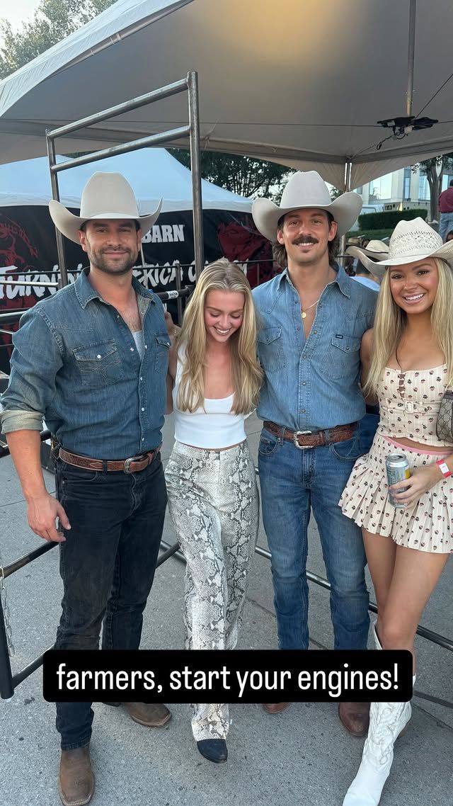 Farmer quiere una esposa Matt, Samantha, John y Lily pose juntos en un evento de premios ACM