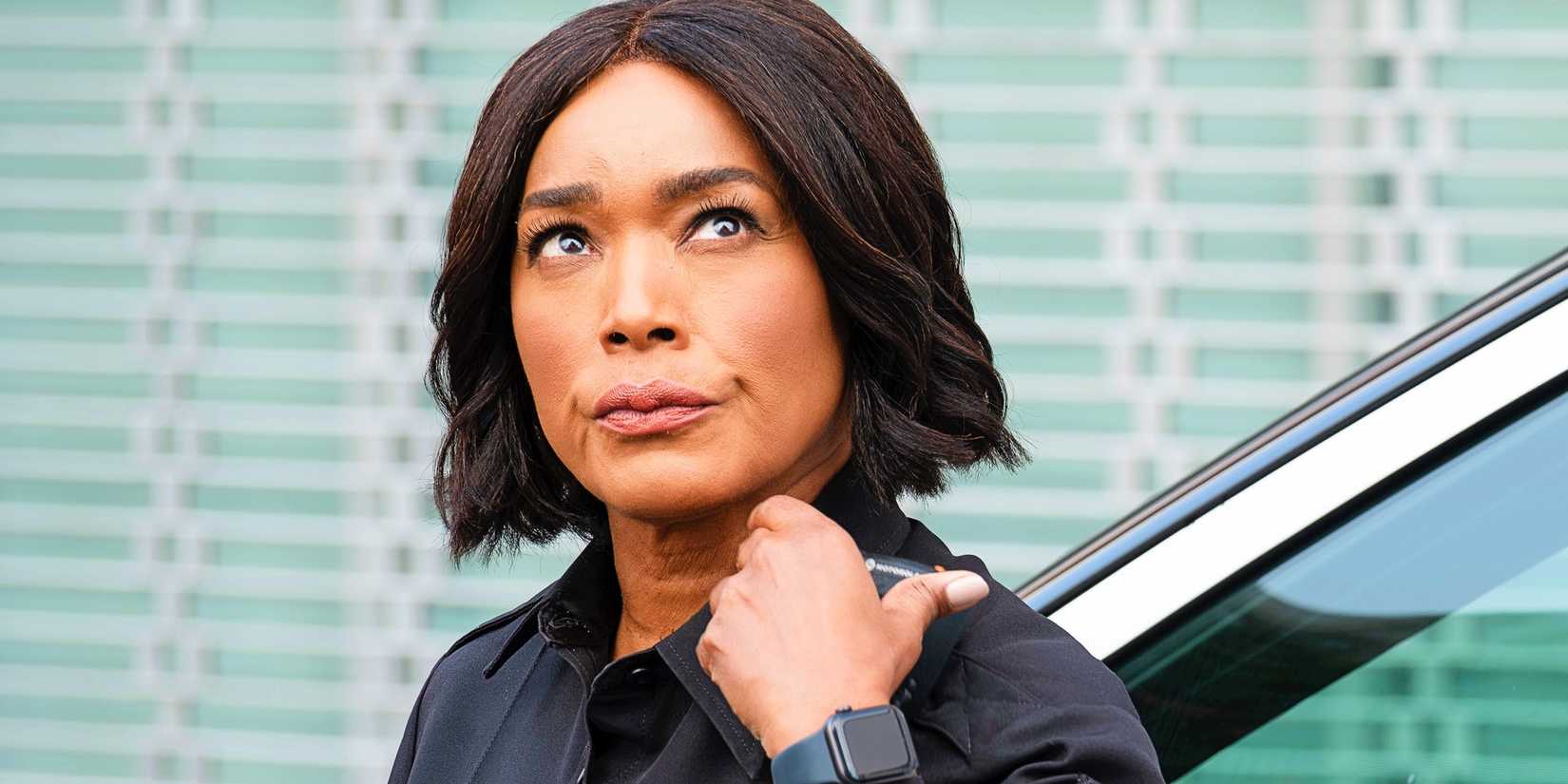 Angela Bassett as Athena Grant in 9-1-1 season 8, episode 17 in uniform looking up