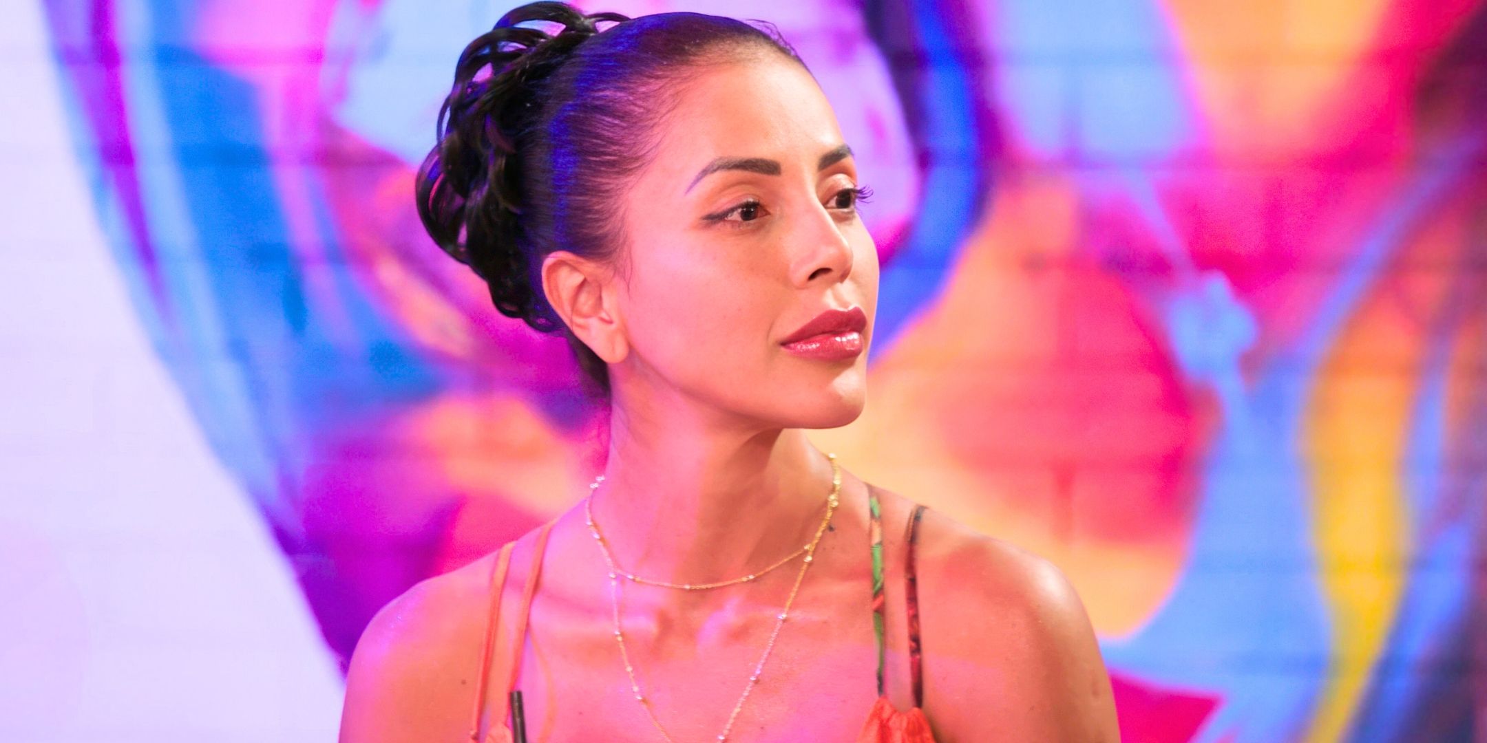 90 Day Fiancé's Jasmine Pineda looks over to the side