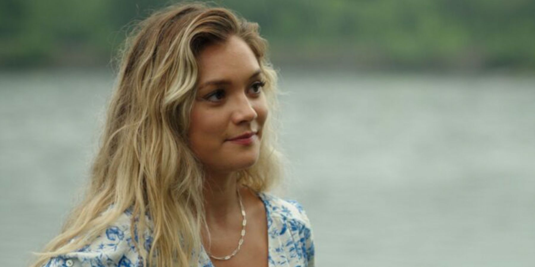 Amalia Williamson sonriendo como Lola en el cruce de Sullivan