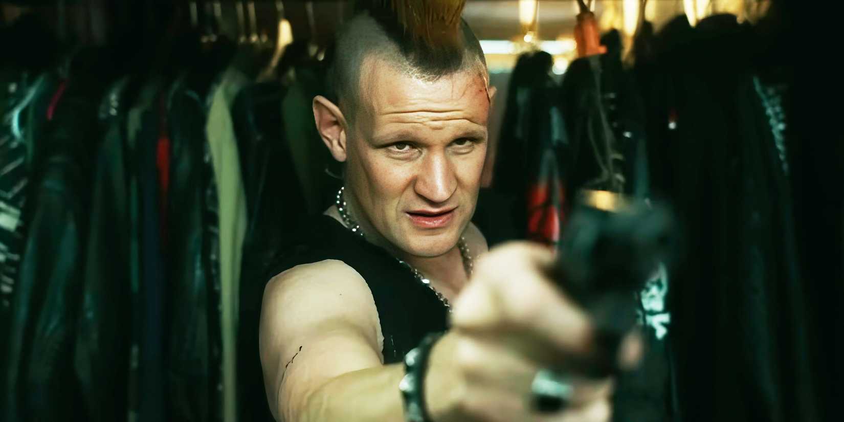 Matt Smith pointing gun in Caught Stealing