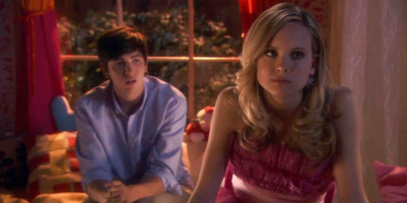 Cameron (Nicholas Braun) parla con Bianca (Meaghan Martin) in 10 Things I Hate About You
