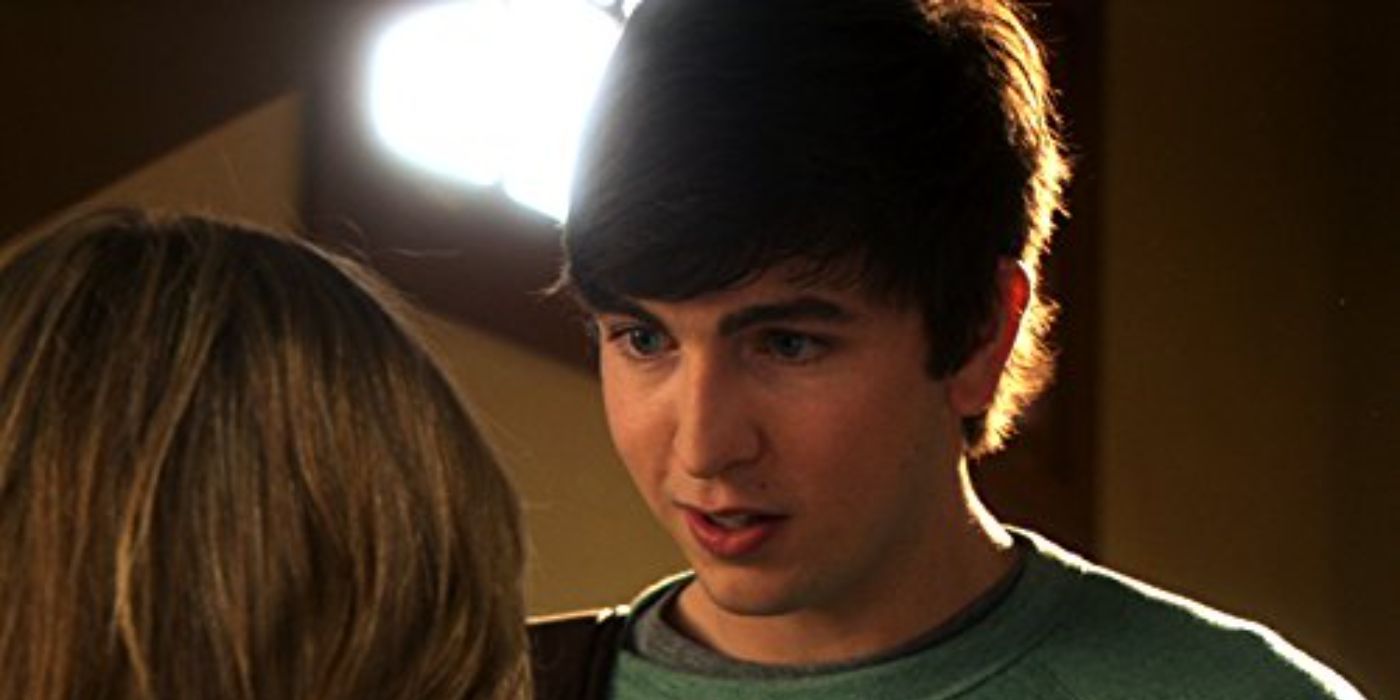 Cameron (Nicholas Braun) dialoga con qualcuno in 10 Things I Hate About You