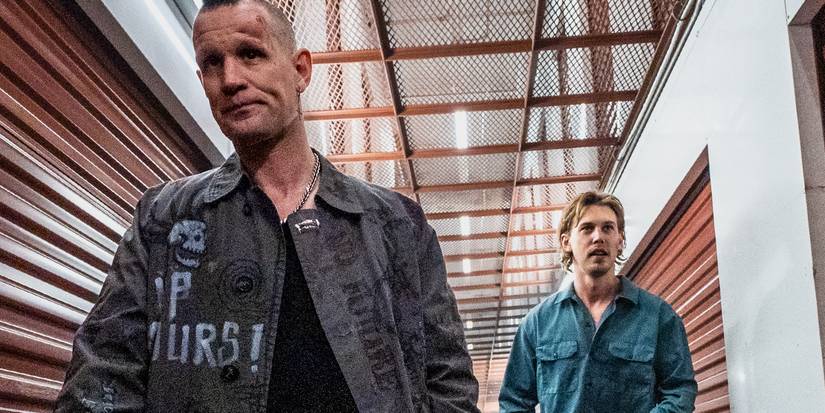 Austin Butler as Hank and Matt Smith as Russ walking down a hallway in a storage facility in Caught Stealing