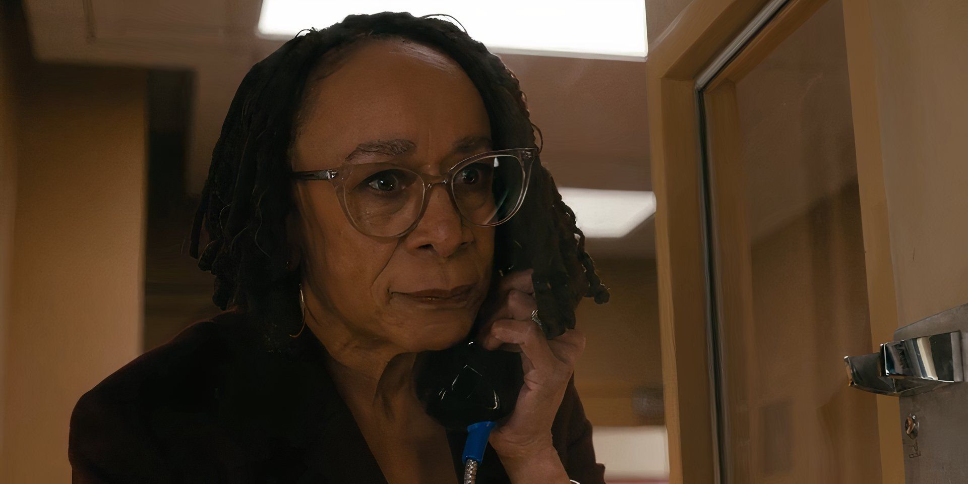 Sharon Goodwin al telefono in carcere