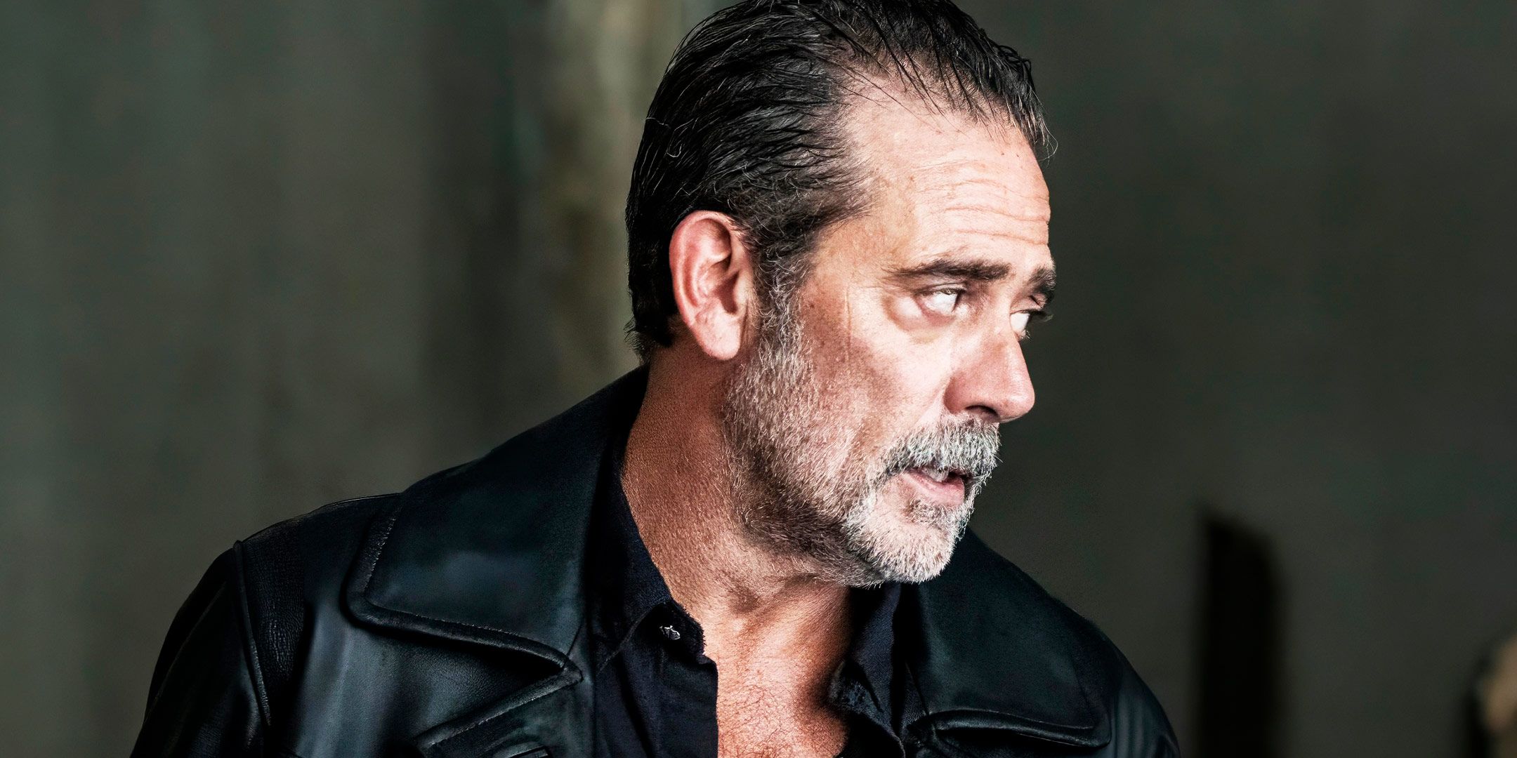 Primer plano de Jeffrey Dean Morgan como Negan mirando a un lado en cuestión en The Walking Dead: Dead City