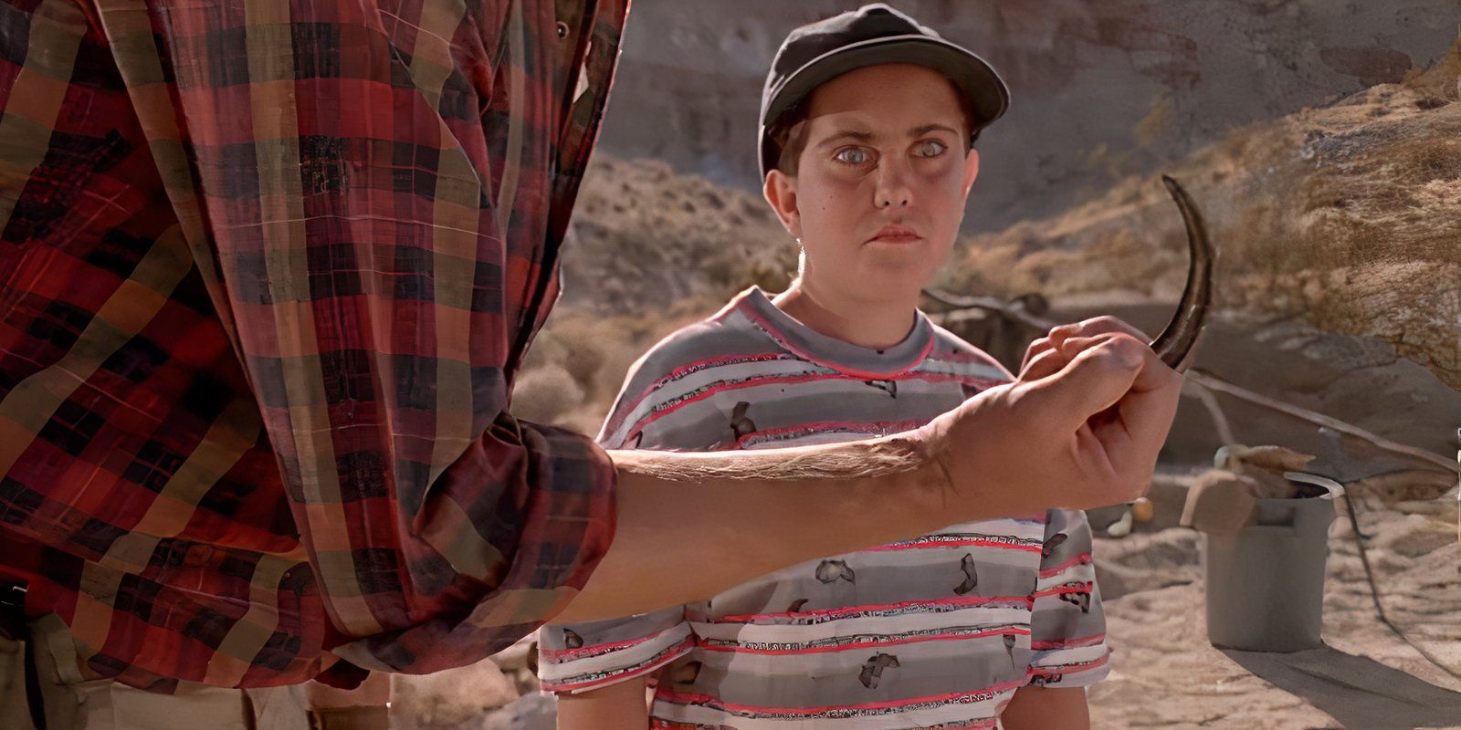 Dr. Alan Grant showing a boy a velociraptor talon in Jurᴀssic Park