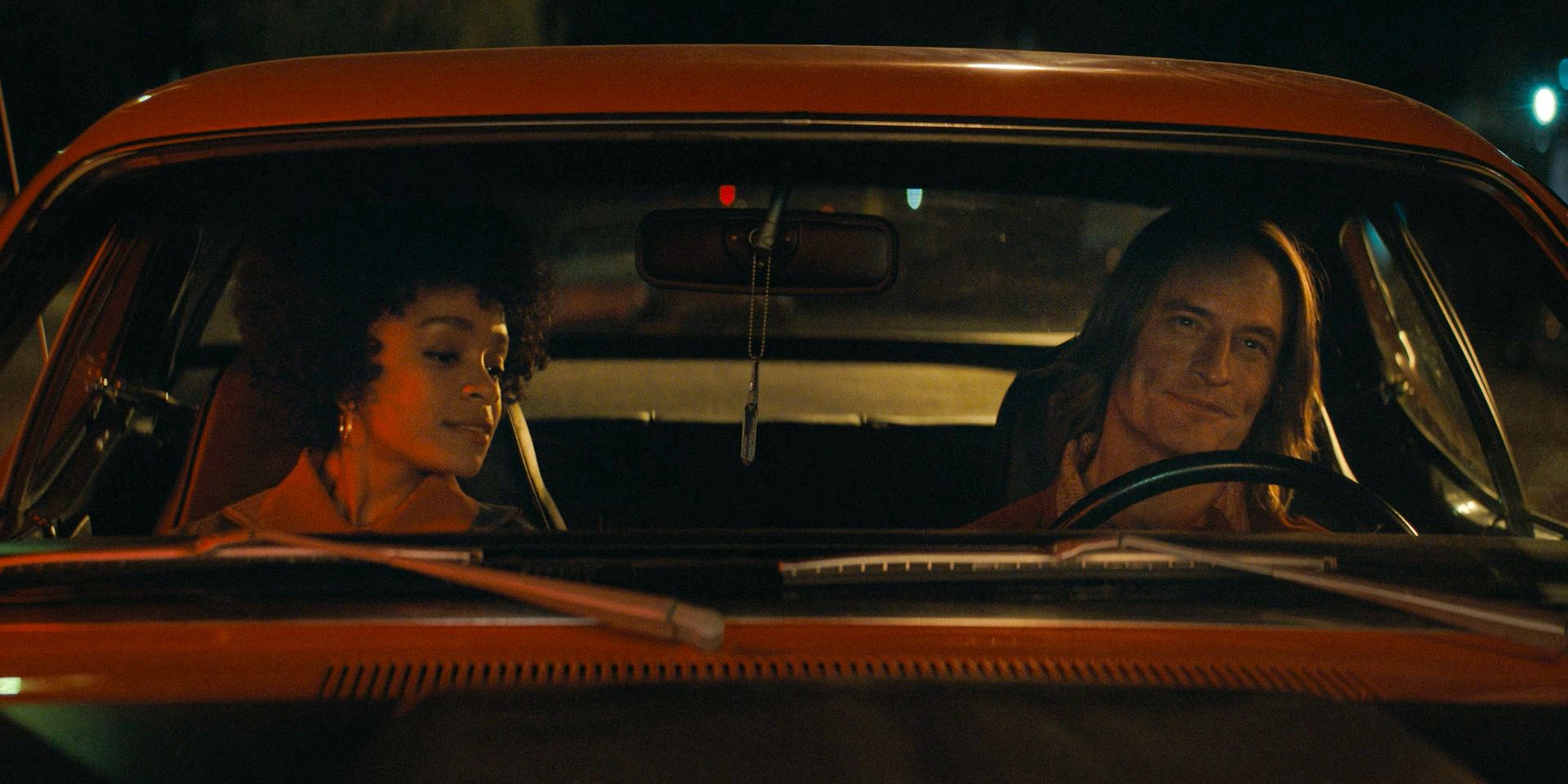 Rachel Hilson e Jim (Josh Holloway) dentro do carro em Duster