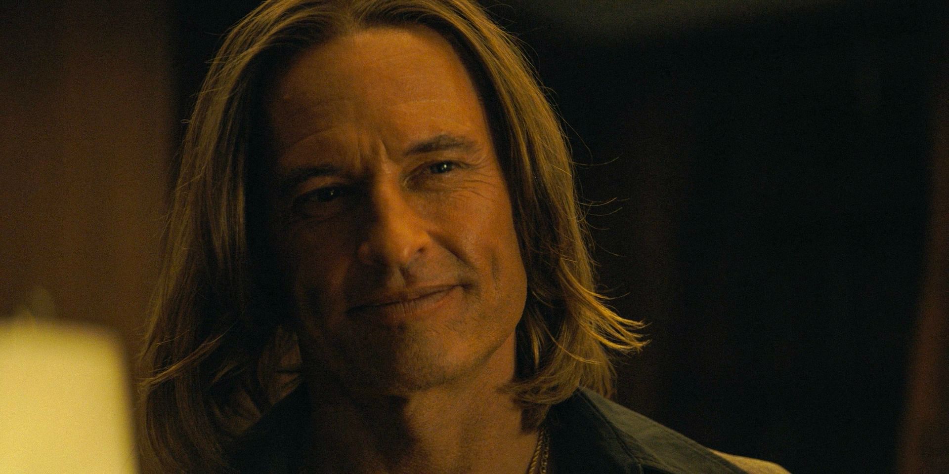 Jim (Josh Holloway) com um sorriso contido em Duster