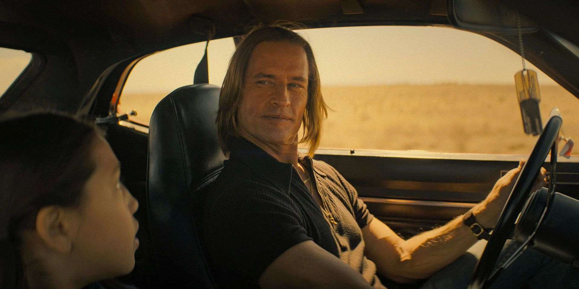 Jim (Josh Holloway) dirigindo em Duster