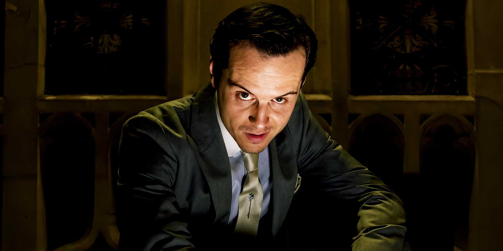 Andrew Scott nei panni di Moriarty in Sherlock