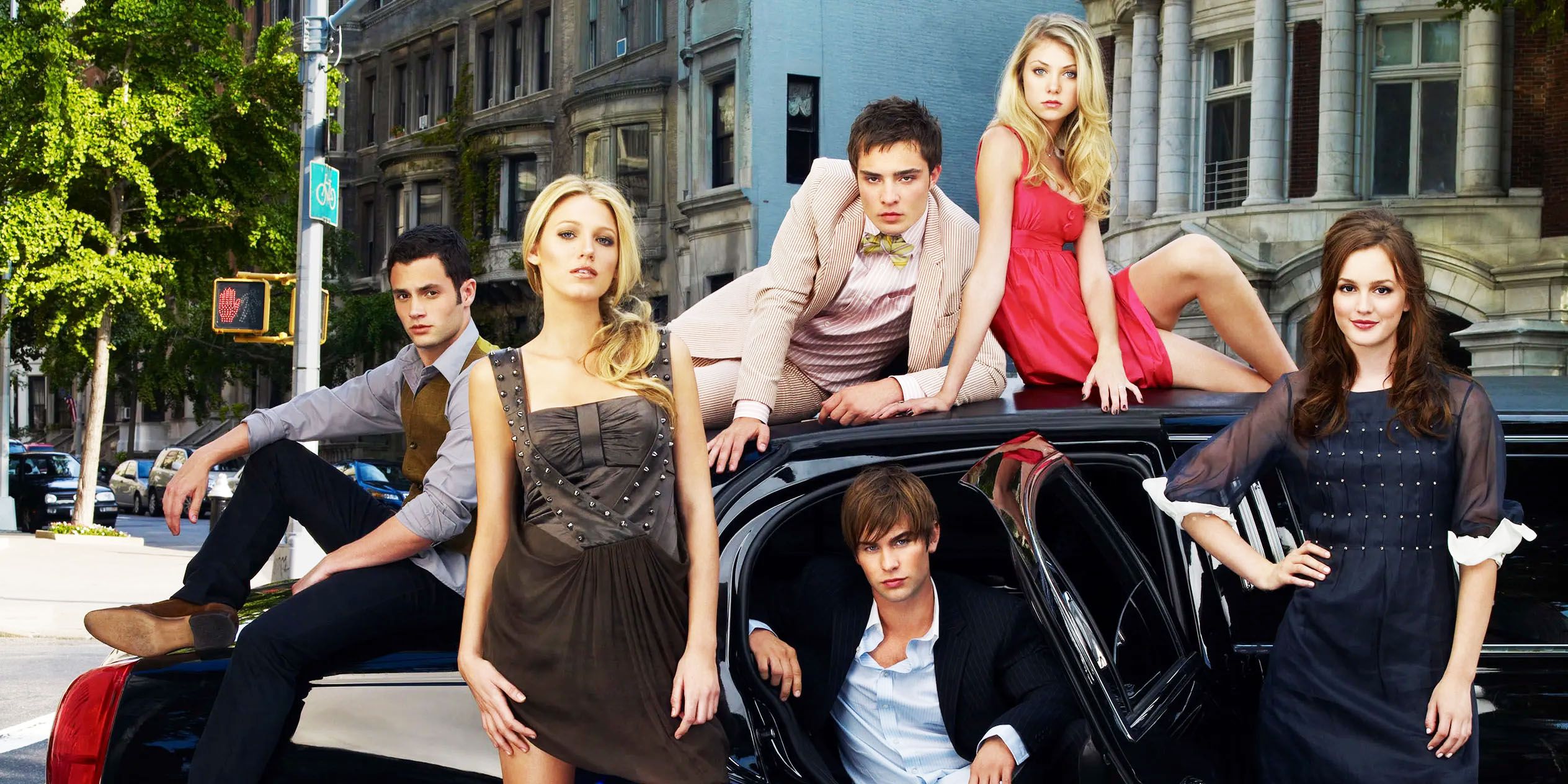 Gossip Girl season 1 main cast posing around a limo in a promo shot