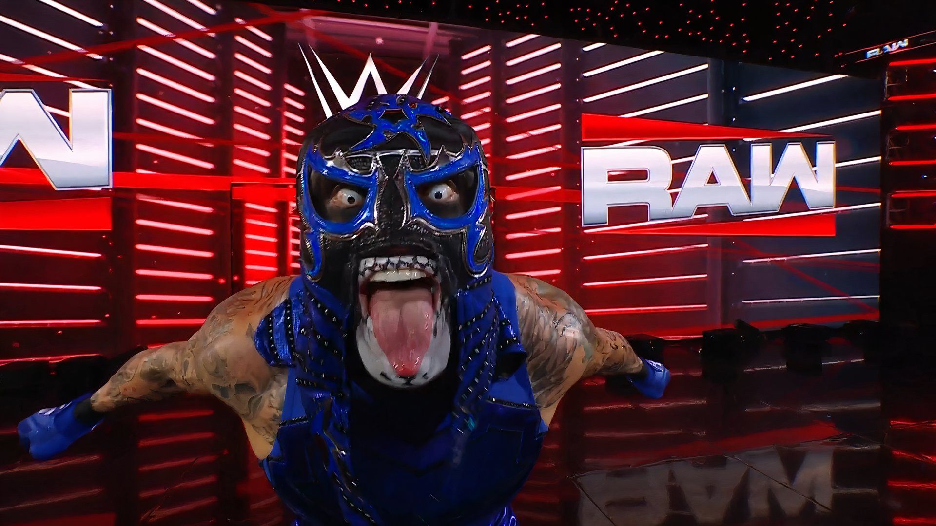Penta entering the ring