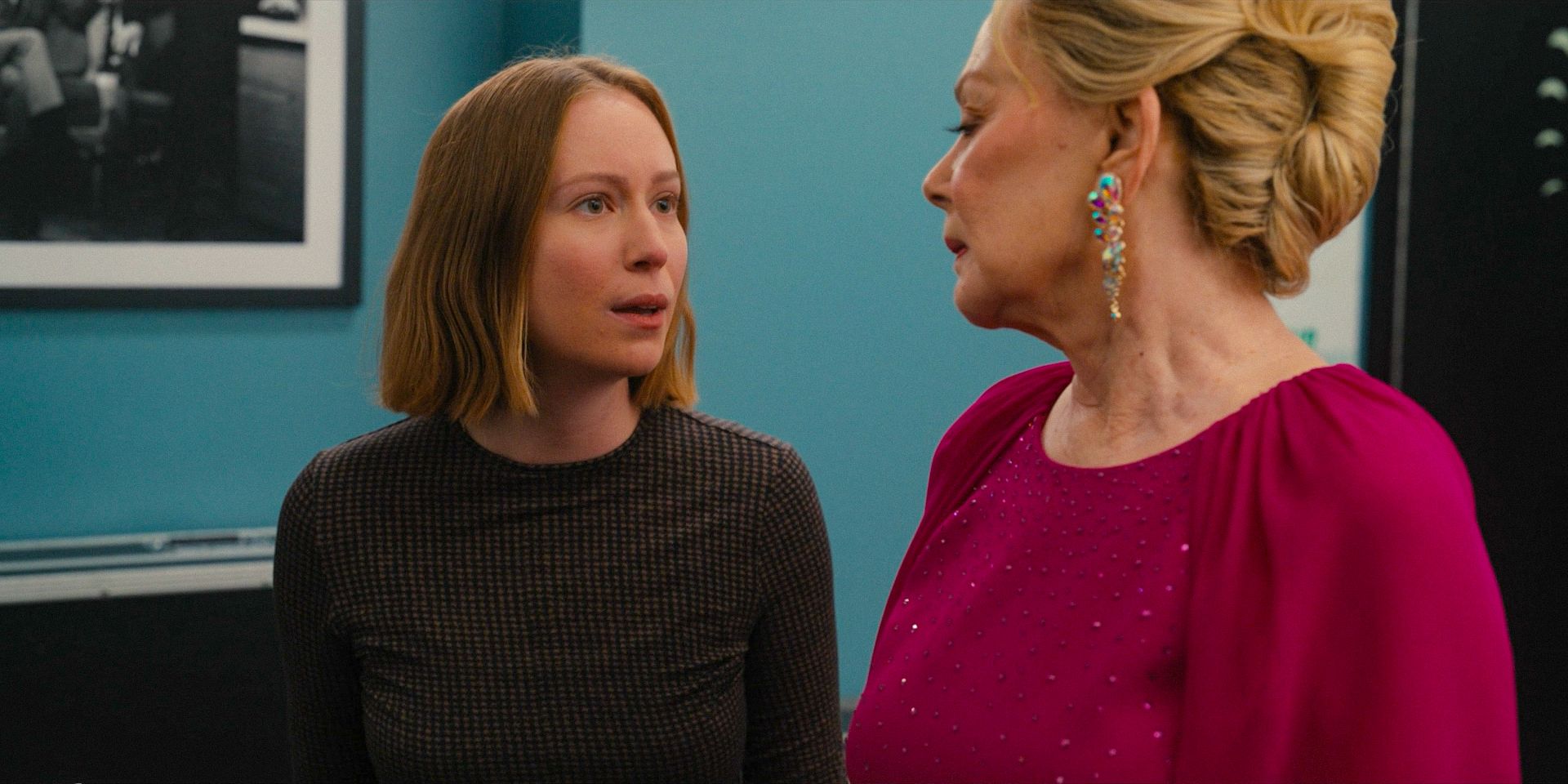 Ava Daniels (Hannah Einbinder) talking with Deborah Vance (Jean Smart) in Hacks Season 4 Ep 9
