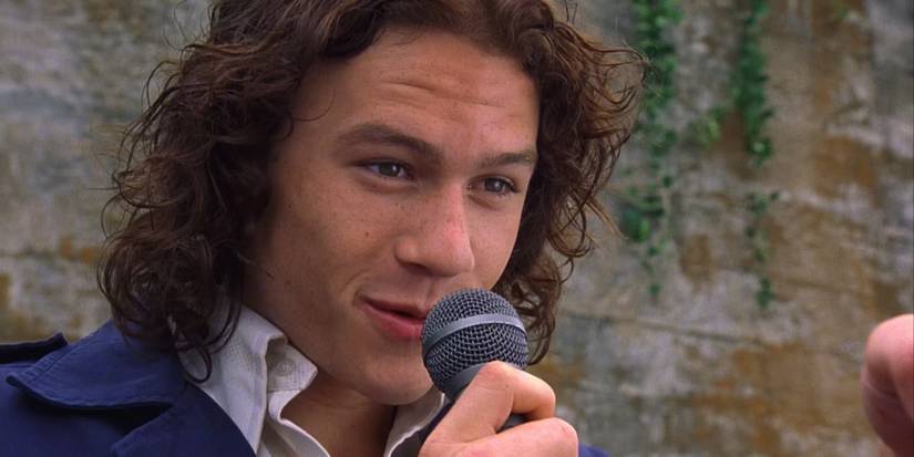 Heath Ledger singing into a microphone in 10 Things I Hate About You