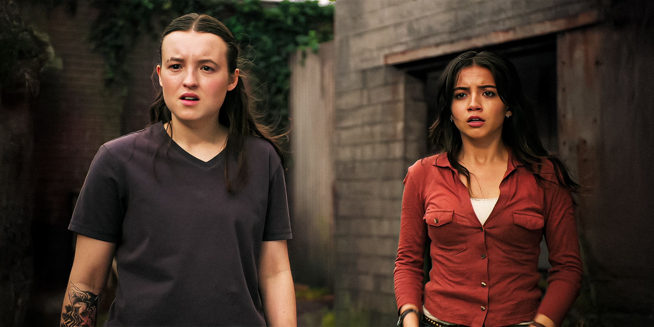 Bella Ramsey como Ellie e Isabela Merced como Dina luciendo confundida y preocupada mientras estaba parado frente a un edificio en la última temporada 2 de los Estados Unidos, Episodio 4