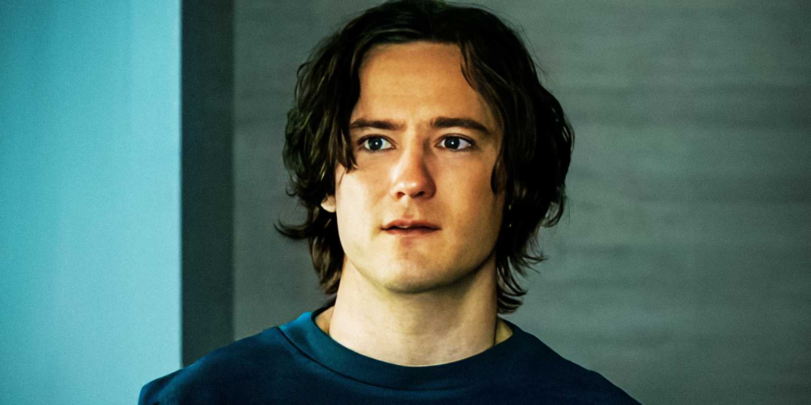 Lewis Pullman's Bob aka Sentry wears a regular shirt in Thunderbolts