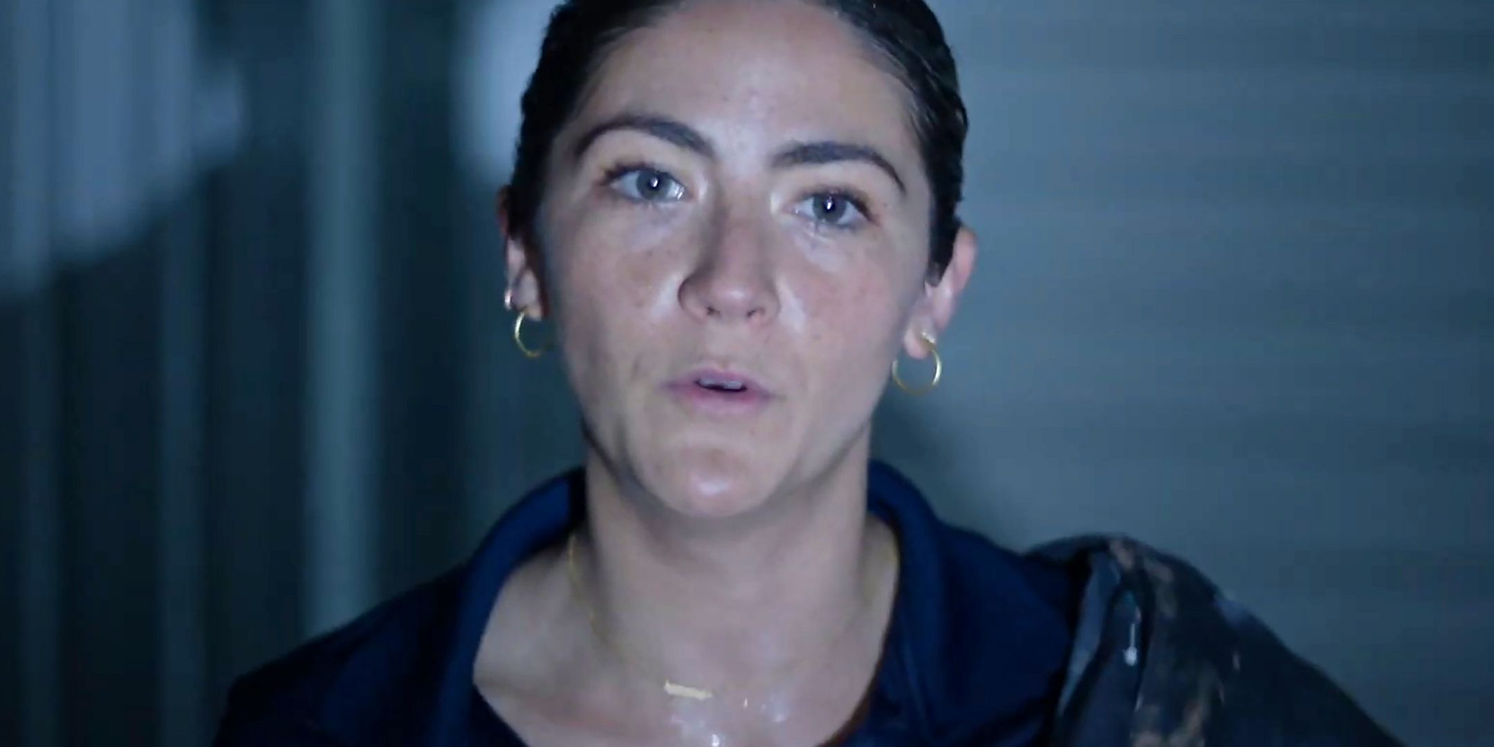 Isabelle Fuhrman como Laurie mirando seriamente en una puerta en la Unidad 234
