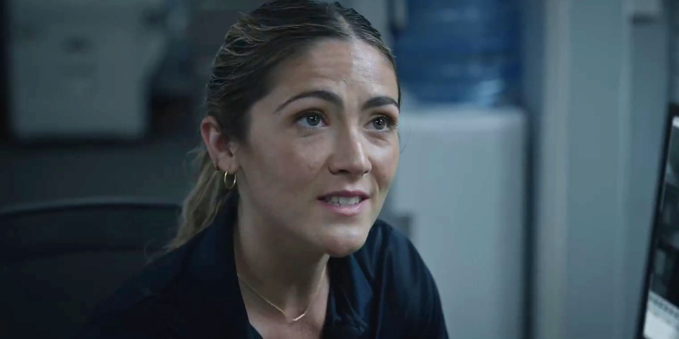 Isabelle Fuhrman como Laurie sonriendo mientras está sentada en la recepción en la Unidad 234