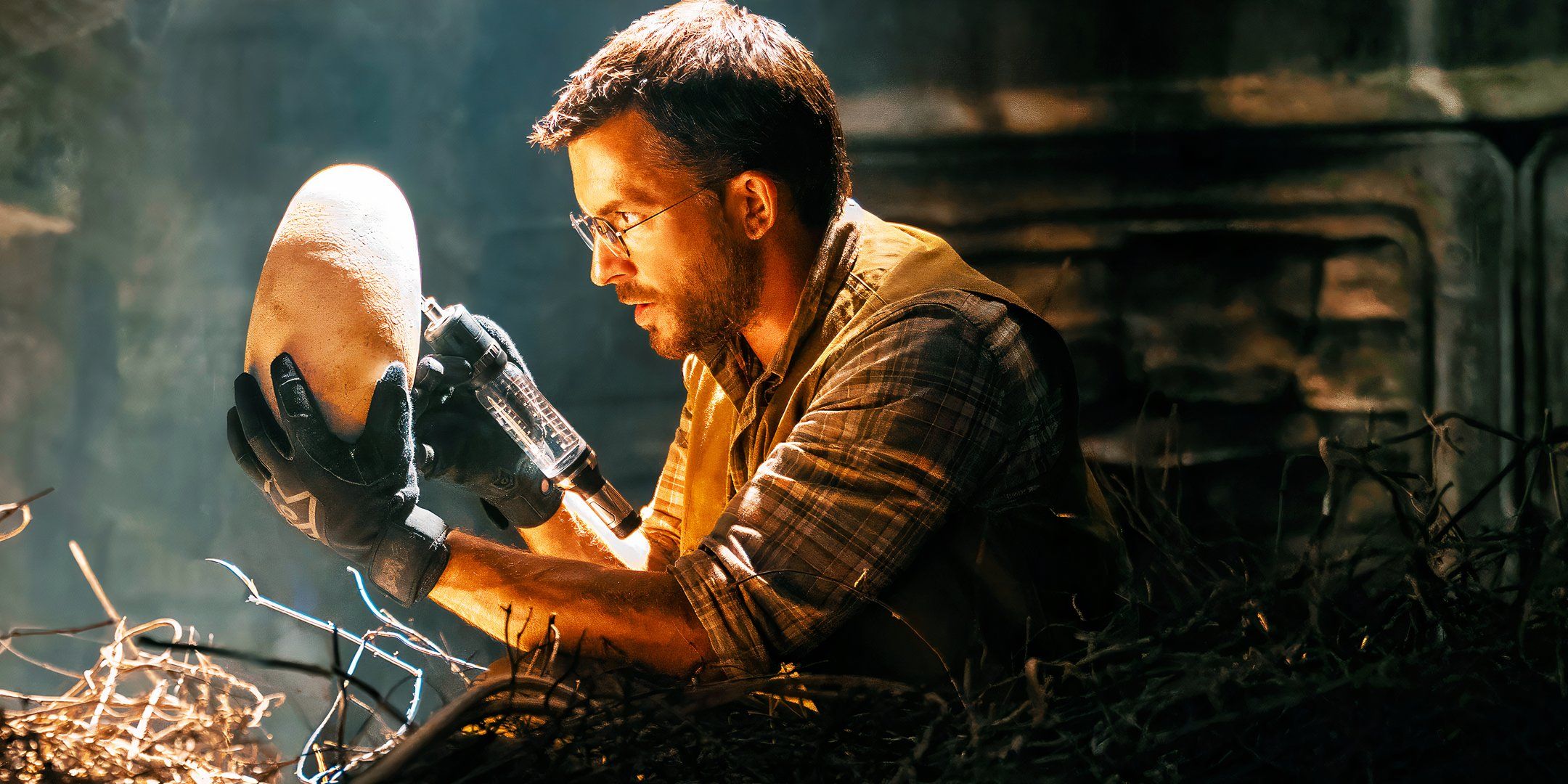Jonathan Bailey analyzing a dinosaur egg as Dr. Loomis in Jurᴀssic World Rebirth